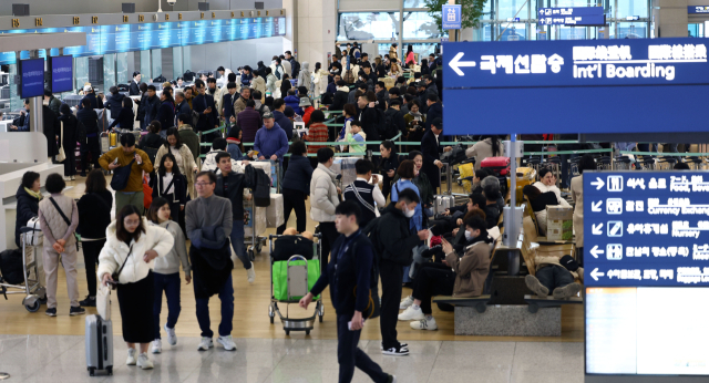 설 명절 연휴를 하루 앞둔 8일 오전 인천국제공항 제1여객터미널 출국장이 여행객들로 북적이고 있다. 연합뉴스