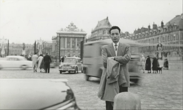 1966년 프랑스 베르사유궁 앞에서 찍은 이일의 모습 ⓒ 스페이스21. 안그라픽스 제공