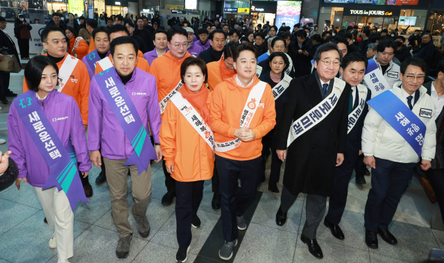 새로운미래 이낙연 공동대표, 개혁신당 이준석 대표, 원칙과상식 이원욱 의원, 새로운선택 금태섭 공동대표 등이 9일 오전 서울 용산역에서 설 귀성인사를 하기 위해 이동하고 있다. 연합뉴스