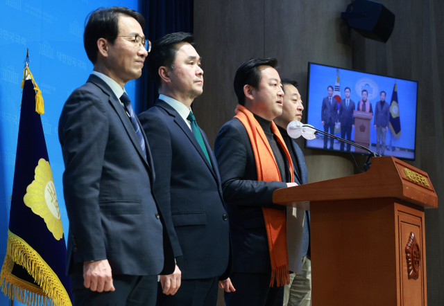 원칙과상식 이원욱 의원, 새로운선택 금태섭 공동대표, 개혁신당 김용남 정책위의장, 새로운미래 김종민 공동대표가 9일 오후 국회 소통관에서 기자회견을 하고 있다. 개혁신당, 새로운미래, 새로운선택, 원칙과상식 등 제3지대 4개 세력들은 이날 기자회견에서 통합신당(가칭) 합당 방안에 합의했다고 전격 발표했다. 연합뉴스
