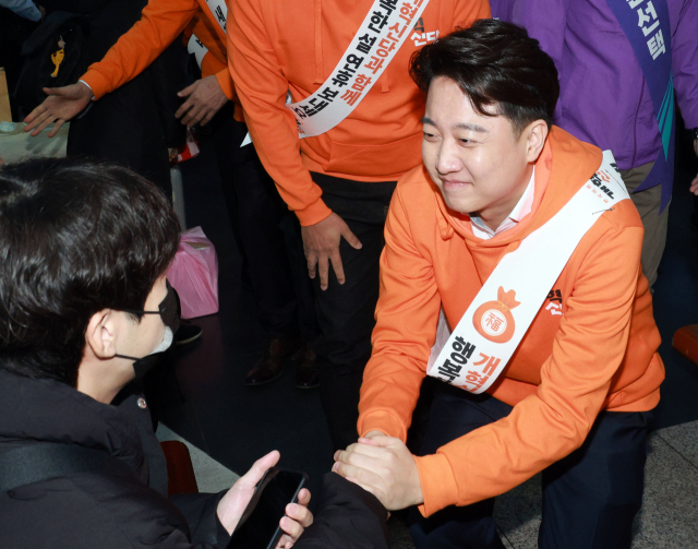 개혁신당 이준석 대표가 9일 오전 서울 용산역에서 설 귀성인사를 하고 있다. 연합뉴스