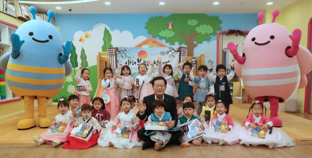 지난 8일 조병규 우리은행장이 설날을 맞아 본점 어린이집을 방문, 원아들에게 덕담과 함께 위비프렌즈 굿즈, 세뱃돈을 선물하고 기념사진을 촬영하고 있다. 우리은행