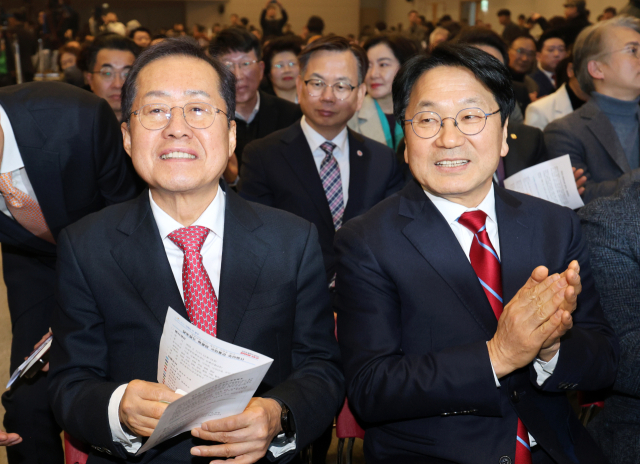 홍준표 대구시장과 강기정 광주시장이 7일 오후 광주 서구 김대중컨벤션센터에서 열린 달빛철도 특별법 국회 통과 축하 행사에 참석하고 있다. 연합뉴스