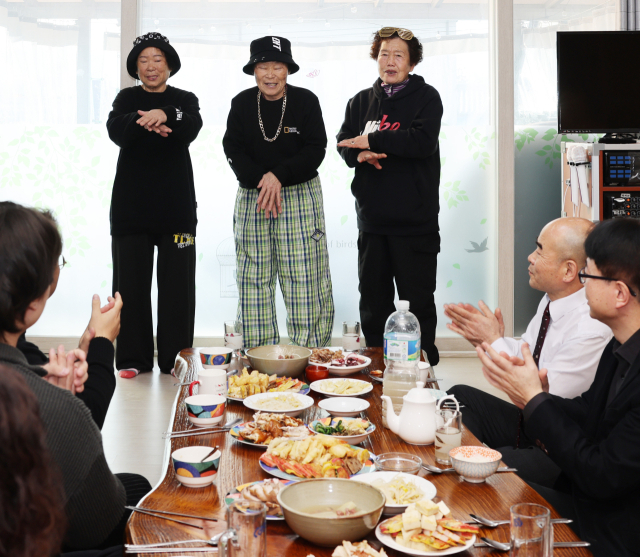 경북 칠곡군 8인조 할매래퍼그룹 수니와칠공주 그룹이 설날 가족들 앞에서 랩을 때리고 있다. 칠곡군 제공