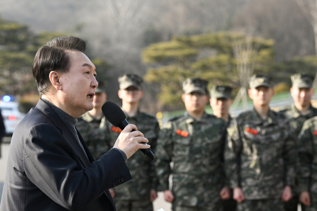 윤석열 대통령이 설 명절인 10일 경기 김포시 해병 청룡부대(2사단)를 방문해 장병들을 격려하고 있다. 연합뉴스