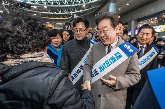 더불어민주당 이재명 대표가 8일 서울 용산구 용산역에서 설 귀성인사를 하고 있다. 연합뉴스