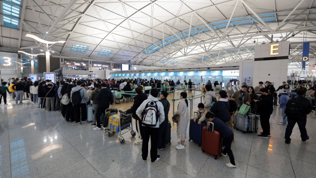 설 명절 연휴를 하루 앞둔 8일 오전 인천국제공항 제1여객터미널 출국장이 여행객들로 북적이고 있다. 연합뉴스