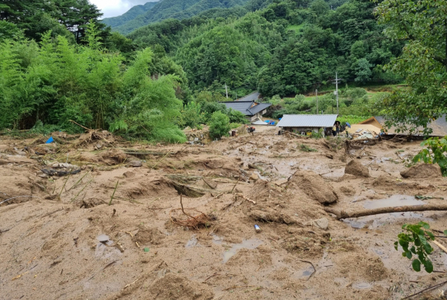 지난해 8월 태풍 '카눈'으로 인한 산사태로 무너진 경북 김천시 증산면 황점리 주택 모습. 독자 제공