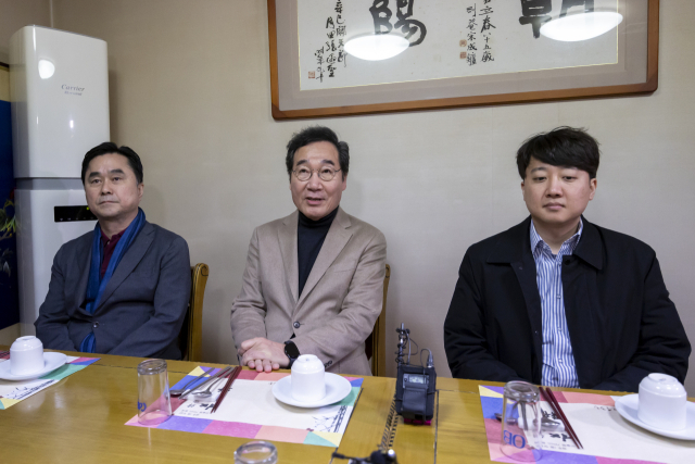 개혁신당 이낙연 공동대표가 11일 오후 서울 종로구의 한 식당에서 열린 1차 개혁신당 임시 지도부 회의에서 발언하고 있다. 연합뉴스