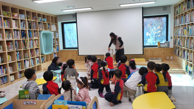 대구달성도서관으로 체험학습을 온 어린이들. 대구시교육청 제공