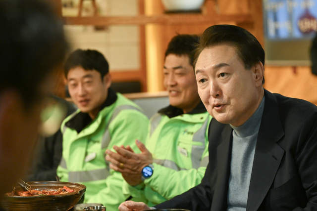 윤석열 대통령이 설 연휴 첫날인 9일 서울 동작구 한 식당에서 동작구 소속 가로청소 환경공무관들과 조찬을 함께 하며 이야기를 나누고 있다. 연합뉴스