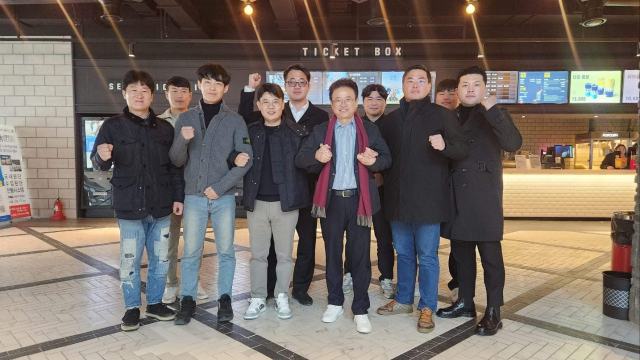 이철우 경북도지사(오른쪽 세번째)가 9일 경북도청 신도시 한 영화관에서 지역 청년들과 함께 이승만 대통령의 생애를 조명한 