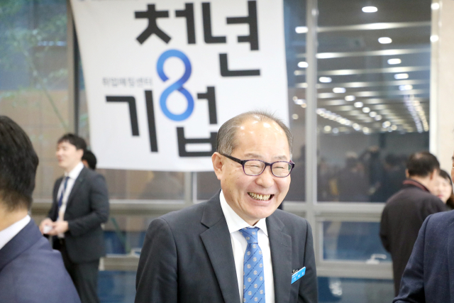 청년-기업 취업매칭센터 발대식에서 이재용 총장이 환하게 웃고 있다. 영남이공대 제공
