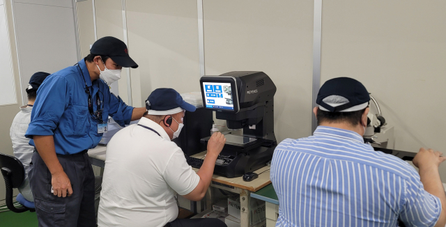영진전문대 정밀기계공학 석사 과정 학생들이 일본 EBINA DENKA에서 금속표면처리 후 검사 실습에 나서고 있다. 영진전문대 제공