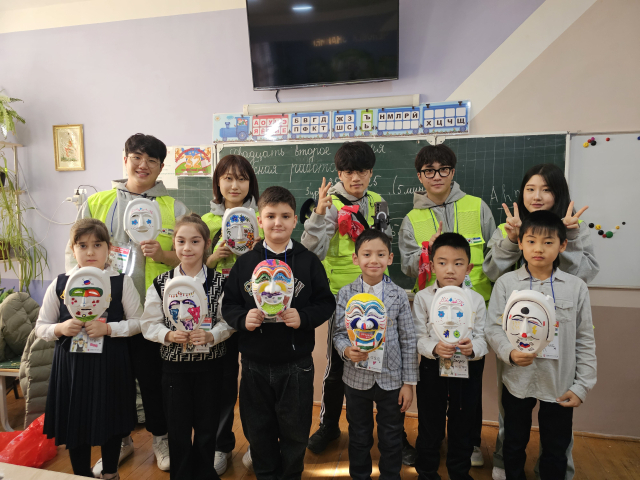지난 1월 19일부터 31일까지 계명문화대 재학생 30명이 우즈베키스탄 사마르칸트 50번학교에서 국외 봉사활동에 나섰다. 계명문화대 제공