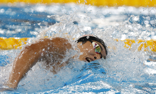 한국의 김우민이 12일 카타르 도하에서 열린 2024 도하 국제수영연맹 세계선수권대회 경영 남자 자유형 400m에 출전해 역영하고 있다. 연합뉴스