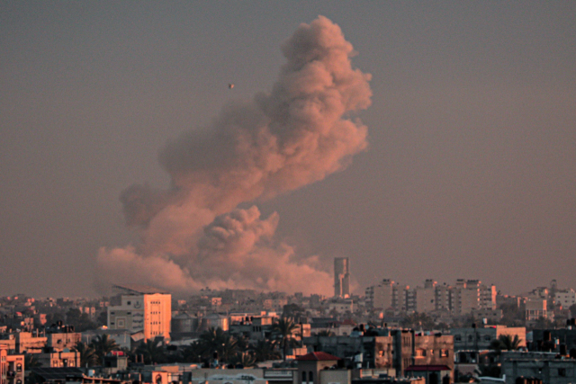 지난 2월 이스라엘이 팔레스타인 가자지구 남부의 거점도시 칸 유니스를 맹폭해 거대한 포연이 일고 있다. 연합뉴스