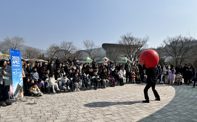 설 연휴를 맞아 경주엑스포대공원을 찾은 관람객들이 마술쇼를 보고 있다. 경북문화관광공사 제공