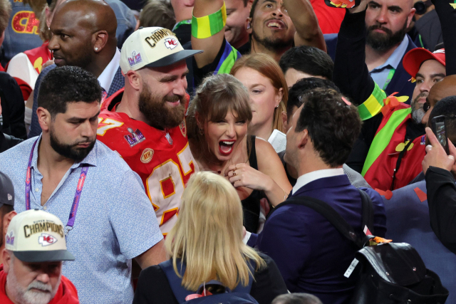 세계적 팝가수 테일러 스위프트(가운데)가 남자친구인 트래비스 켈시(캔자스시티)와 함께 팀 우승의 기쁨을 나누고 있다. 연합뉴스