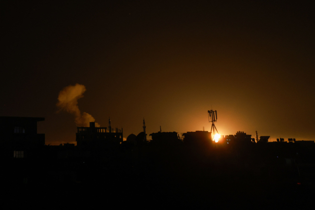 이스라엘군이 팔레스타인 가자지구 최남단 도시 라파 일대를 12일(현지시간) 타격했다. 하마스 측 가자지구 보건부는 이번 공습으로 50명 이상이 사망했다고 밝혔다. 연합뉴스