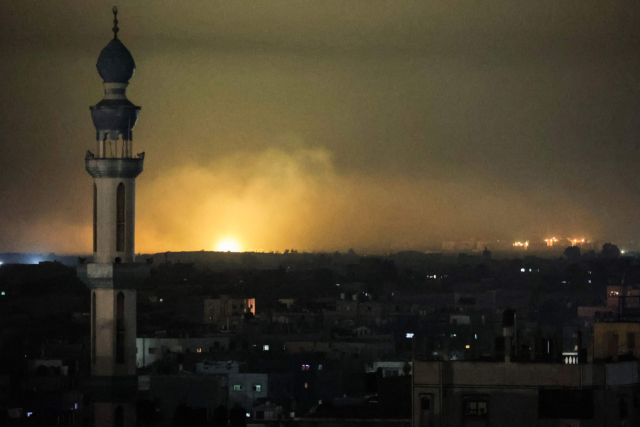 이스라엘군이 팔레스타인 가자지구 최남단 도시 라파 일대를 12일(현지시간) 타격했다. 하마스 측 가자지구 보건부는 이번 공습으로 50명 이상이 사망했다고 밝혔다. 연합뉴스