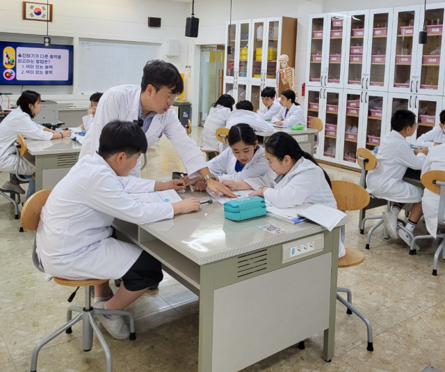 김진석 포항 중도초등학교 교사가 초등학생들의 눈 높이에 맞는 과학 프로그램을 진행하고 있다. 김 교사는 지난 11년 간 융합창의인재 양성을 위한 다양한 교육 프로그램도 개발해 보급 중이다. 경북교육청 제공