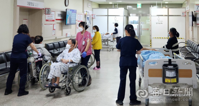 의사 단체가 정부의 의과대학 입학 정원 확대에 반발하면서 집단 행동을 준비하고 있는 가운데 12일 경북대병원에서 환자와 간병인들이 영상진단 검사를 기다리고 있다. 정운철 기자 woon@imaeil.com