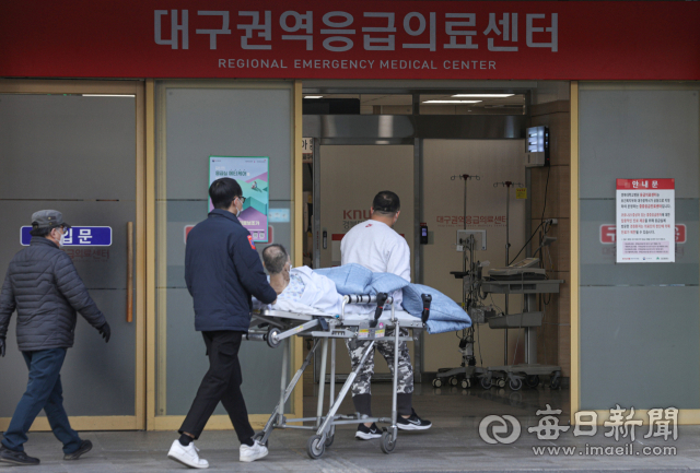 정부의 의과대학 정원 증원에 반대하는 의사들이 집단행동을 준비하는 가운데 12일 경북대병원 응급실 앞으로 환자와 보호자가 지나가고 있다. 안성완 기자 asw0727@imaeil.com