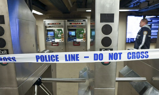 미국 뉴욕 경찰이 12일(현지시간) 브롱크스의 지하철역에 폴리스라인을 치고 출입을 통제하고 있다. 연합뉴스