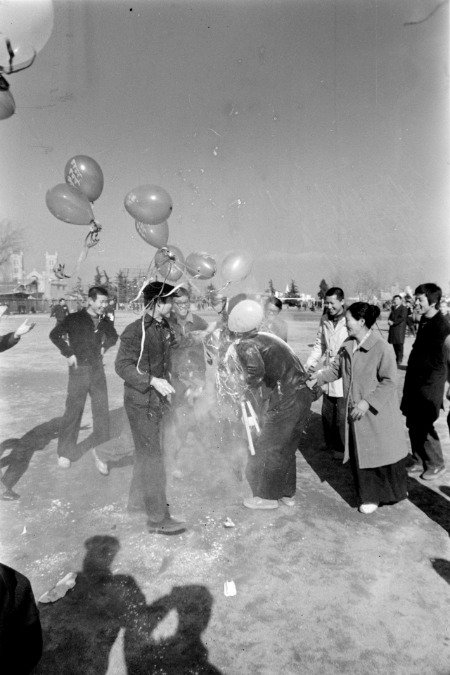 1973년 한 졸업식에서 고교생들이 밀가루 축하 세례를 하고 있다. 매일신문 DB