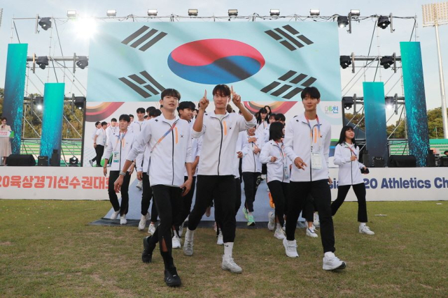 지난해 예천에 열린 아시아U20 육상선수권대회에 참가한 선수들이 개회식에 참석한 모습. 예천군 제공