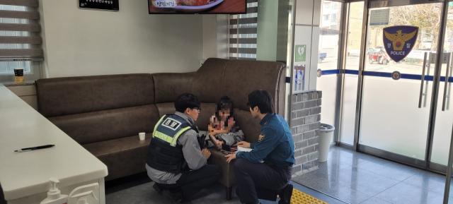 영주경찰서 동부지구대 직원들이 길을 잃고 헤매던 아이를 보호하고 있다. 영주경찰서 제공