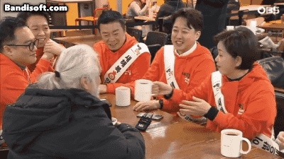 지난 8일 서울 수서역 내 한 카페에서 개혁신당 이준석 대표가 박경석 전장연 대표와 대화하는 모습. 양향자 원내대표는 동석자들에게 커피를 전달하고 있다. OBS 유튜브 캡처