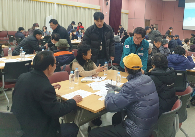 정종복 기장군수(오른쪽)가 노인일자리 참여자 교육에 참석해 사업 참여 어르신들과 소통하고 있다.[사진=기장군)