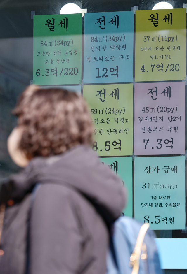 한국부동산원에 따르면 지난해 12월 전국 아파트 평균 전세가율(매매가 대비 전세가 비율)이 66.8%로 작년 2월(66.9%) 이후 10개월만에 최고를 기록했다. 서울에서는 종로구가 62.1%로 전세가율이 가장 높았고 중랑구(61.6%), 구로구(60.8%), 중구(60.7%), 강북구(60.2%) 등의 전세가율이 60%를 넘었다. 사진은 12일 오후 서울 종로구 한 부동산에 전세 관련 안내문이 붙어 있다. 연합뉴스
