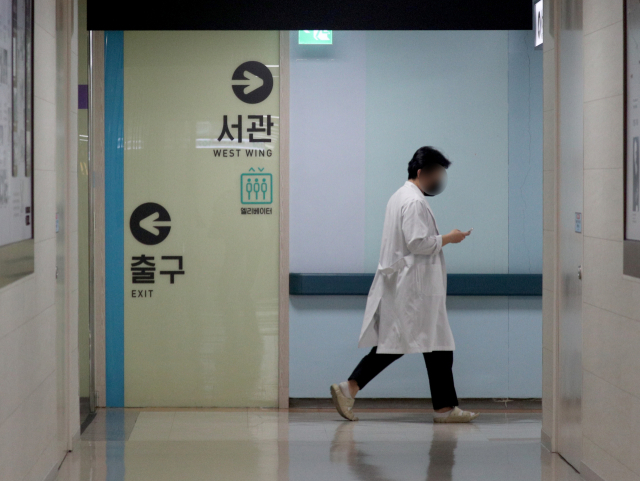 13일 대구 한 종합병원에서 한 의사가 병동으로 들어가고 있다. 김영진 기자 kyjmaeil@imaeil.com