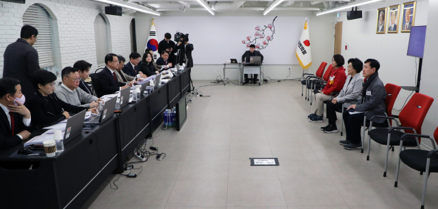 13일 오전 서울 여의도 국민의힘 중앙당사에서 4·10 총선 공천 신청자에 대한 면접이 본격적으로 시작됐다. 서울 중구 성동을에 지원한 예비 후보자인 이영 전 중소기업벤처부 장관, 이혜훈 전 의원, 하태경 의원이 공천심사를 받고 있다. 연합뉴스