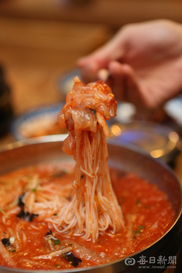 포항시 북구 환호동 설머리물회거리에서 즐기는 물회 한그릇. 포항시 제공