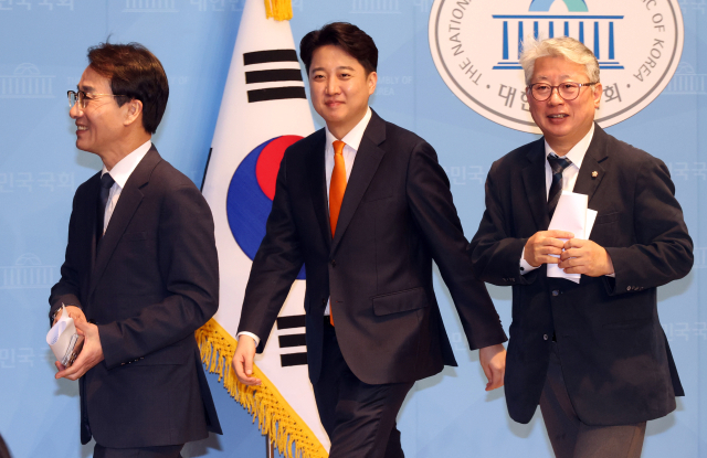 개혁신당 이원욱, 조응천 의원이 13일 국회에서 출마 선언 기자회견 후 이준석 공동대표와 퇴장하고 있다. 더불어민주당 탈당파인 이들은 기존 지역구인 화성과 남양주에서 출마한다. 연합뉴스