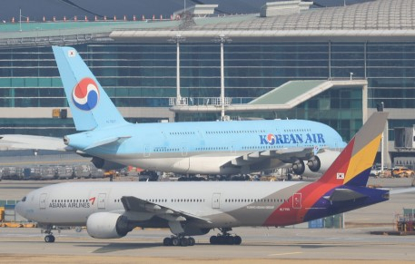 유럽연합(EU) 경쟁당국인 EU 집행위원회(EC)가 대한항공과 아시아나항공의 기업결합에 대한 심사 결과를 발표할 것으로 알려진 13일 인천국제공항 전망대에서 바라본 공항 계류장