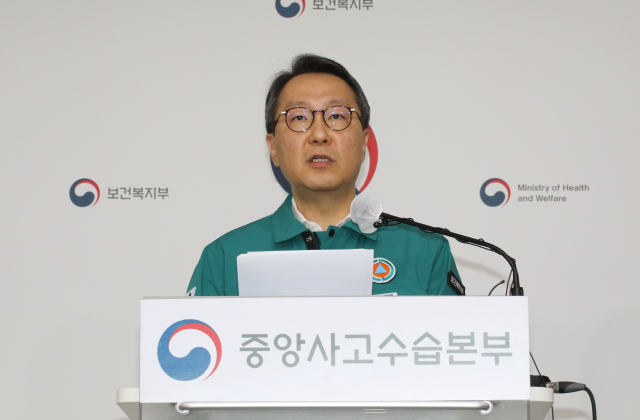 박민수 보건복지부 2차관이 13일 오전 정부세종청사에서 의사 집단행동 중앙사고수습본부 정례 브리핑을 하고 있다. 연합뉴스