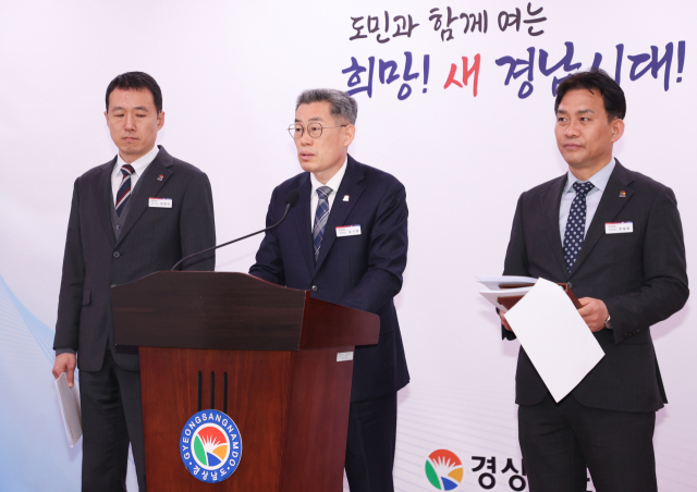 김기영 경남도 기획조정실장(가운데)이 13일 오전 경남도청 프레스센터에서 정례브리핑을 통해 2024년도 기획조정분야 주요 업무계획을 발표하고 있다. [사진=경남도]