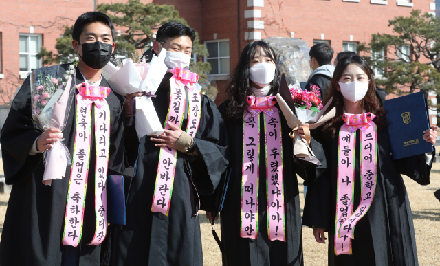 계명대학교 2021학년도 전기 학위수여식에서 스포츠마케팅학과 졸업생들이 마스크를 쓰고 기념사진을 찍고 있다. 이날 계명대는 코로나19 확산 방지를 위해 학위 수여식을 취소하고, 각 학과별로 간소하게 진행했다. 매일신문 DB