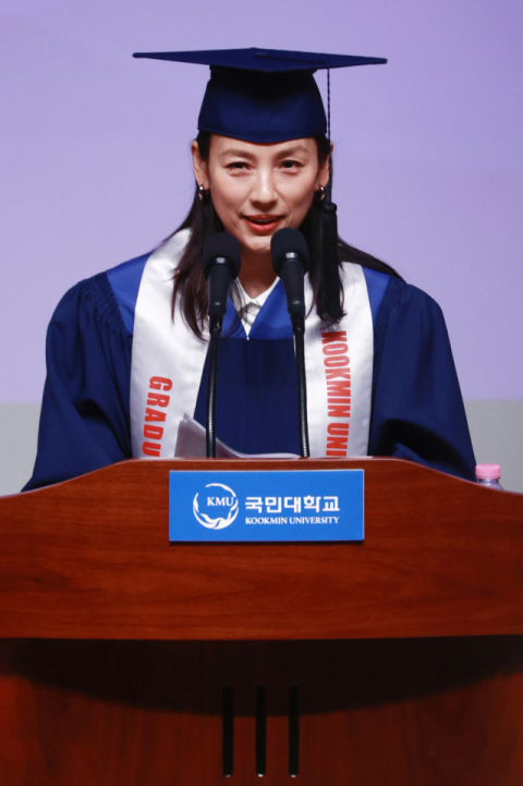 가수 이효리가 14일 오전 서울 성북구 국민대학교에서 열린 2023학년도 전기 학위수여식에서 축사를 하고 있다. 연합뉴스