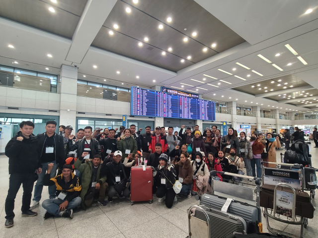지난달 29일 인천국제공항을 통해 입국한 캄보디아 국적 외국인 계절근로자들이 입국 직후 기념촬영을 하고 있다. 경주시 제공
