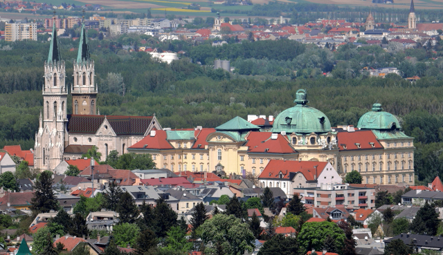 클로스터노이부르크 수도원은 1114년에 오스트리아의 수호성인인 바벤베르크의 성 레오폴트 3세와 그의 두 번째 부인 아그네스에 의해 설립되었다.