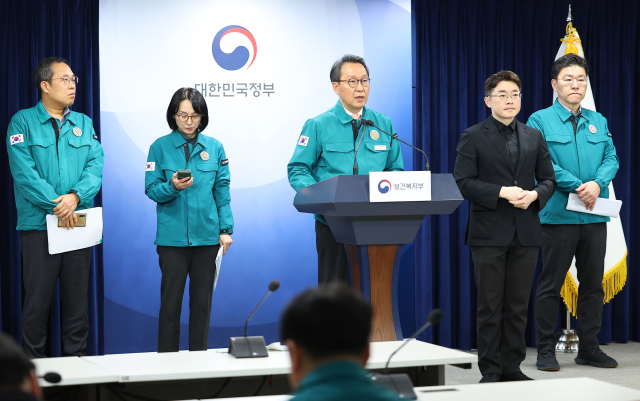 박민수 보건복지부 2차관이 14일 오전 정부서울청사에서 의사 집단행동 중앙사고수습본부 정례 브리핑을 하고 있다. 연합뉴스