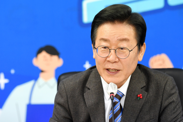 더불어민주당 이재명 대표가 14일 오후 서울 여의도 소상공인연합회에서 열린 소상공인 정책간담회에서 인사말을 하고 있다. 연합뉴스