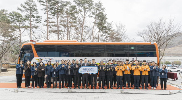 14일 한국수력원자력 경주 본사에서 열린 119회복지원차량 전달식에서 차량을 마련한 한국수력원자력과 밀알복지재단과 차량을 받은 경북소방본부 관계자들이 기념촬영을 하고 있다. 경북도 제공