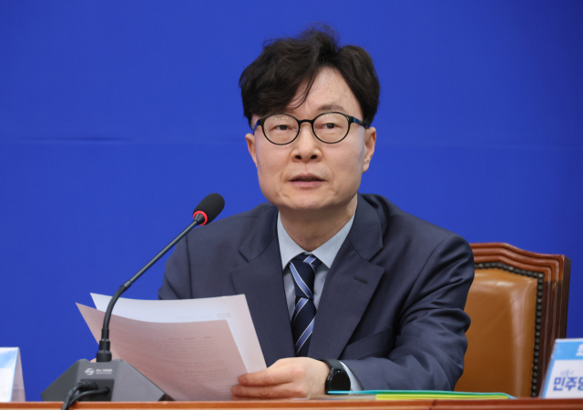 14일 국회에서 열린 더불어민주당 인재환영식에서 19호 인재로 영입된 김상우 안동대 경영학과 교수가 발언하고 있다. 연합뉴스